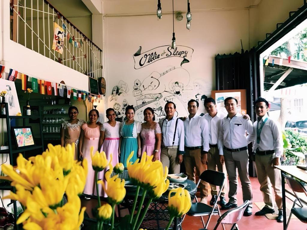 Oldie And Sleepy Hostel Удон Тани Екстериор снимка