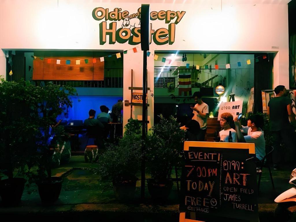Oldie And Sleepy Hostel Удон Тани Екстериор снимка