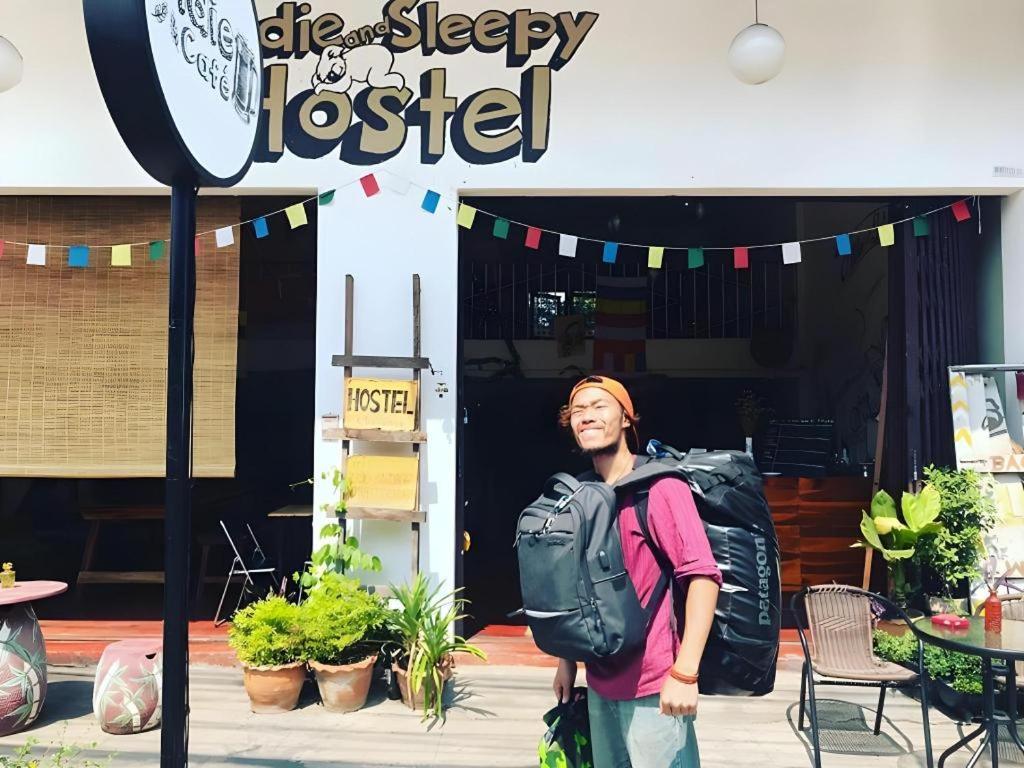 Oldie And Sleepy Hostel Удон Тани Екстериор снимка