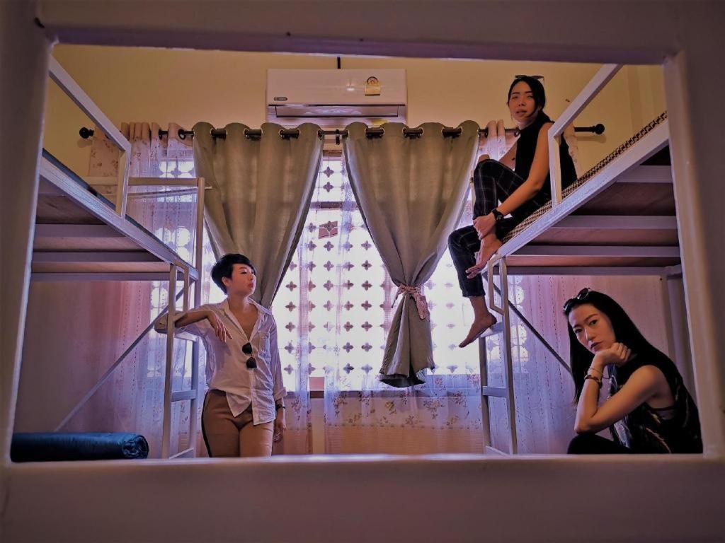 Oldie And Sleepy Hostel Удон Тани Екстериор снимка