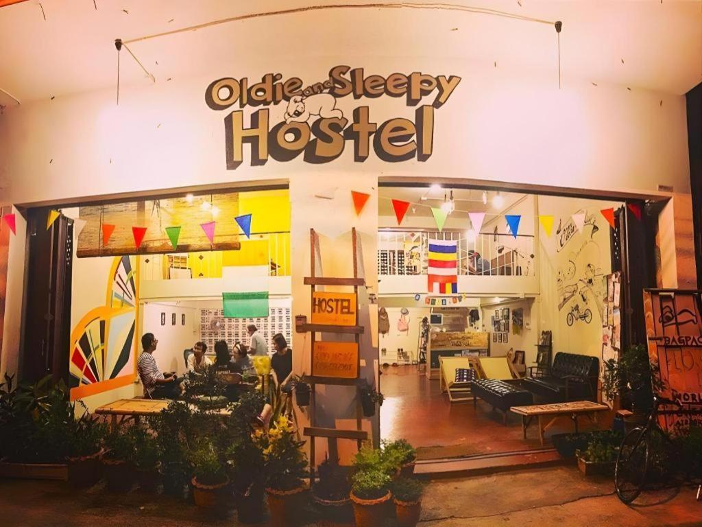 Oldie And Sleepy Hostel Удон Тани Екстериор снимка