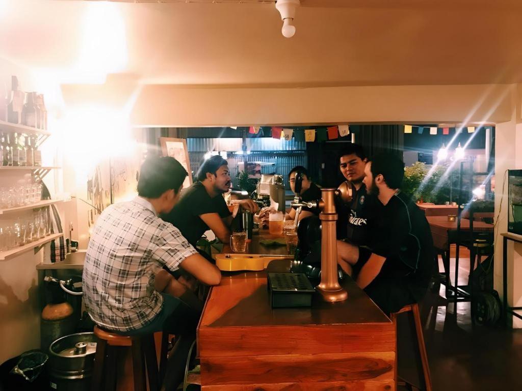 Oldie And Sleepy Hostel Удон Тани Екстериор снимка